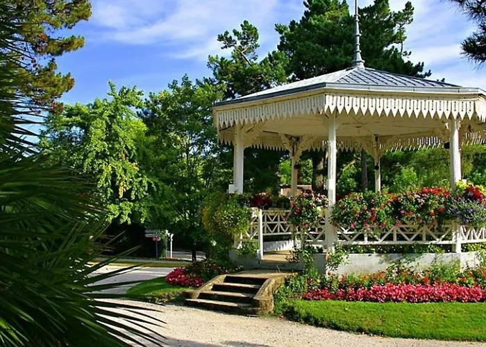 Centre - Grand T3 Calme, Lumineux Avec Terrasse Et Parking, Proche Plages Et Commerces - Fr-1-420-8 Apartment *