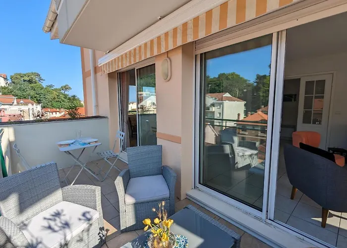 Centre - Grand T3 Calme, Lumineux Avec Terrasse Et Parking, Proche Plages Et Commerces - Fr-1-420-8